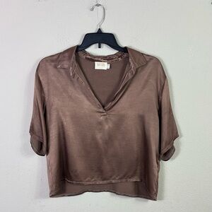 Nation LTD Satin Short Sleeve Collared V-Neck Crop Top Brown size Large